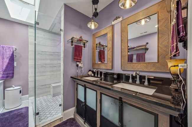 Building Photo - Gorgeous, Fully furnished 3 Bed 3.5 bath h...