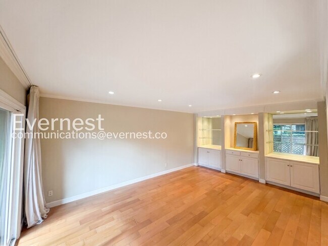 Building Photo - 320 N Civic Dr