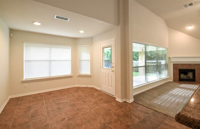 Building Photo - 22 E Hobbit Glen Dr