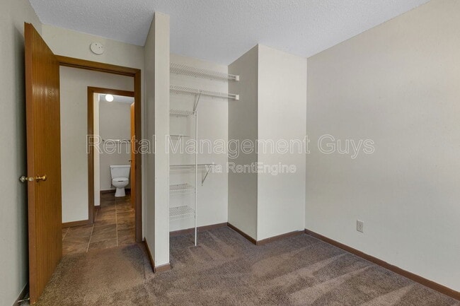 Building Photo - 131 Cedar Ct E