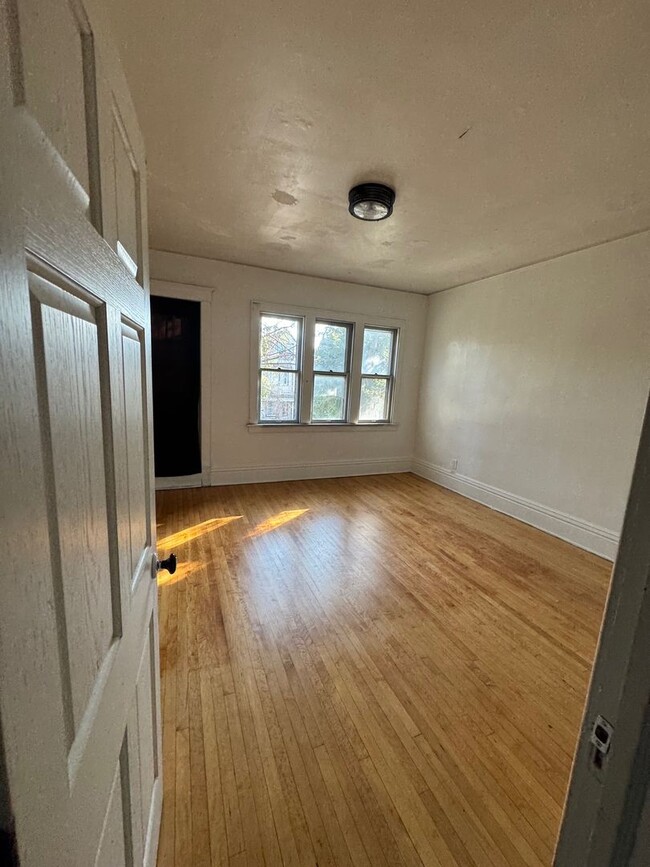 Building Photo - Burnham