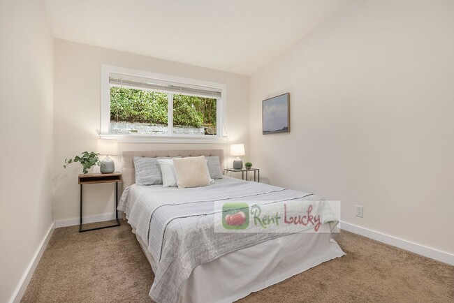 Building Photo - VIEWS, VIEWS, VIEWS!! Stunning & LARGE 4-B...