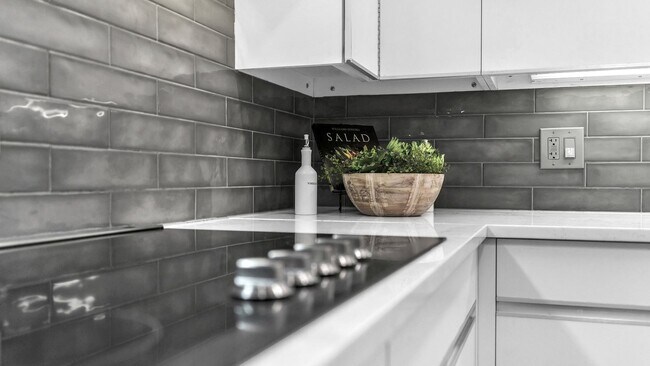 Building Photo - CHARMING 5 BDRM HOME IN CASTLE HILLS!!