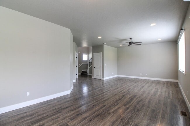 Building Photo - 4 Bed/2.5 Bath + an Office in Kennewick