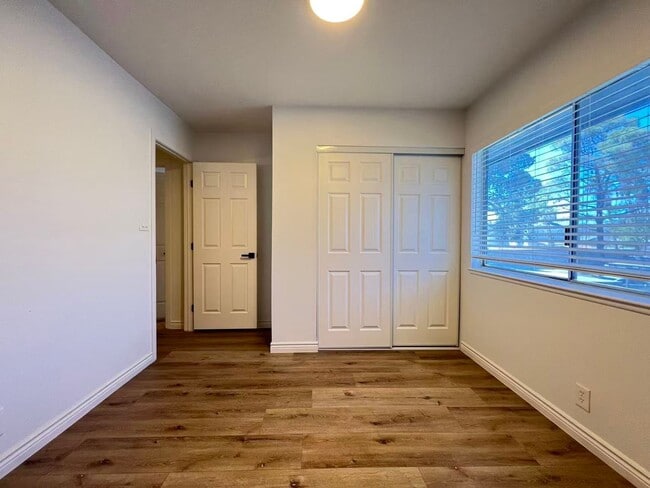 Building Photo - 6223 Meadow View Ln