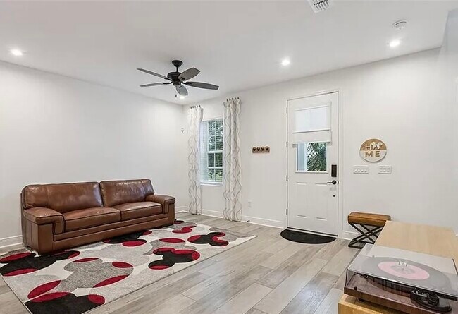 Building Photo - 2340 Woodside Way