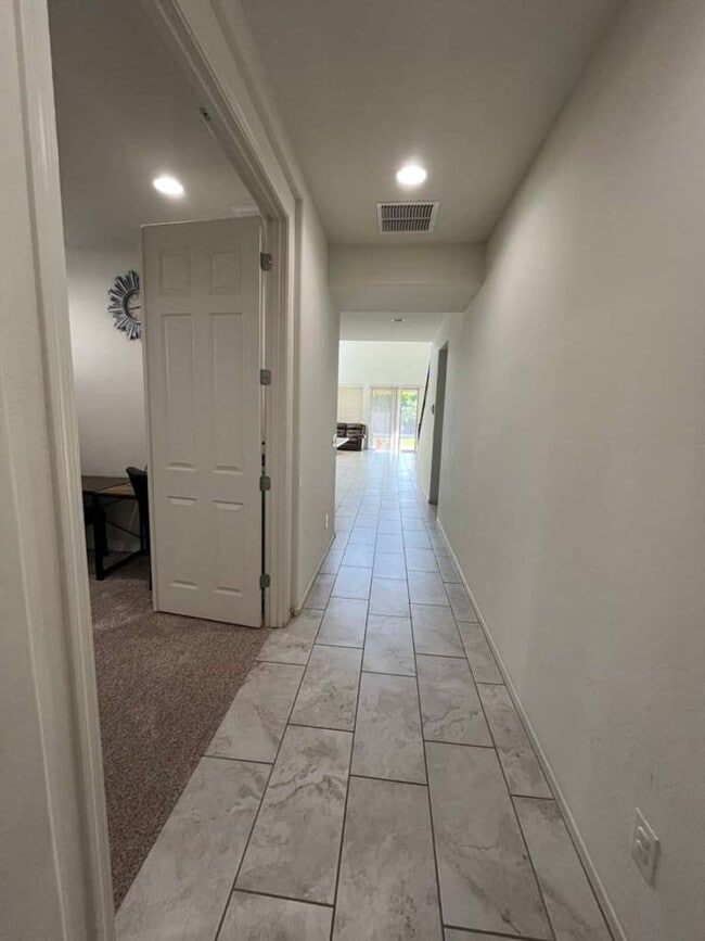 Building Photo - Gorgeous 4 Bed 3.5 Bath Peoria home with EV charging