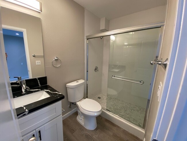 Building Photo - Newly Renovated! 4BD + Attached Studio (Le...