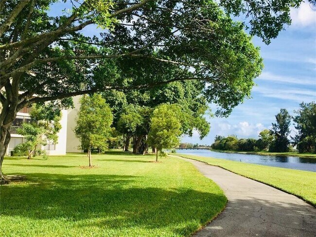 Building Photo - 2112 S Cypress Bend Dr