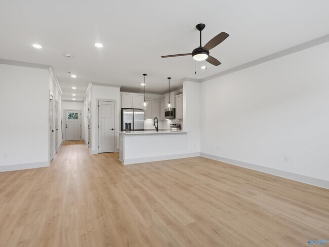 Building Photo - 8 Whispering Oak Dr SW