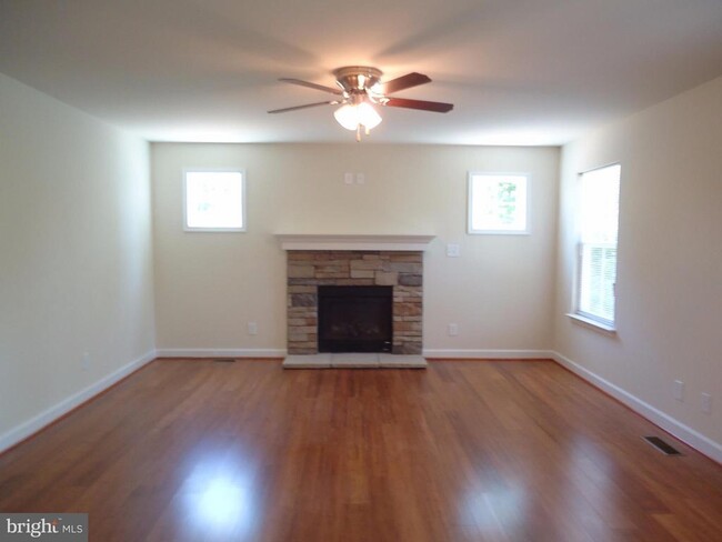 Building Photo - 10302 Bluebird Ct