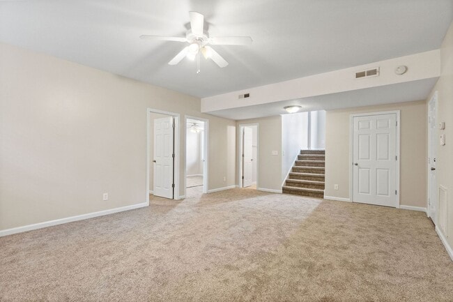 Building Photo - Come take a look at this 5 bedroom beauty!