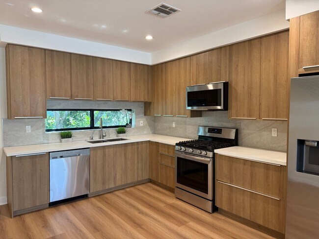 Building Photo - 2514 S Palm Grove Ave