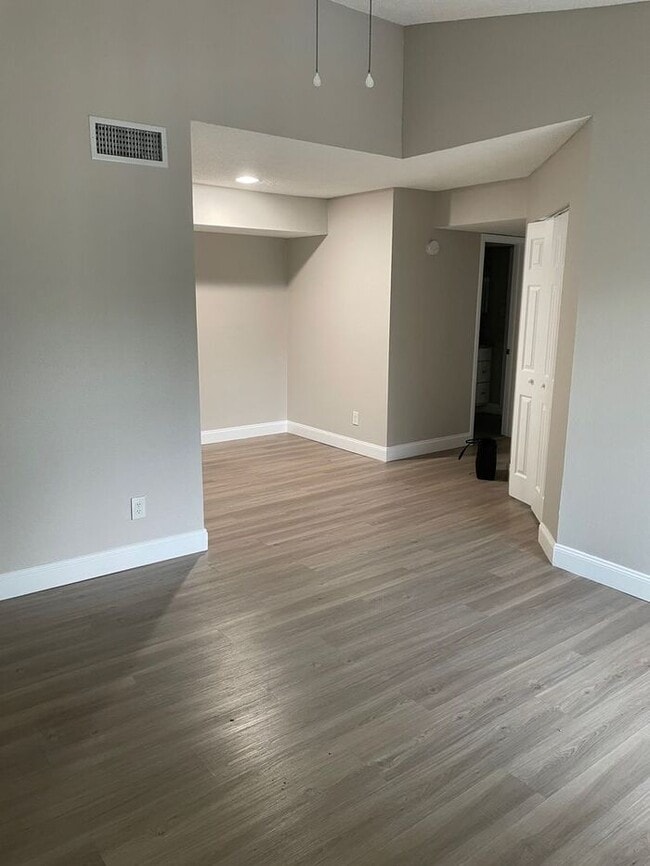 Building Photo - Wonderful 2/1 Condo - ** Move in Special HALF off your first months rent** Available Now !