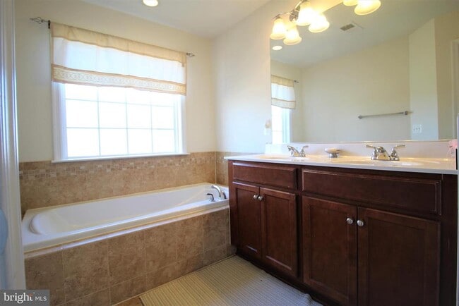 Building Photo - 2432 Battery Hill Cir