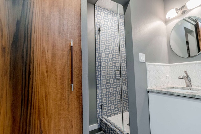 Building Photo - 2002 Rosewood Ave