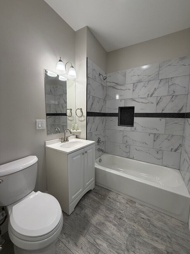 Building Photo - Newly Renovated 2 bedroom in Lincoln- Larimer