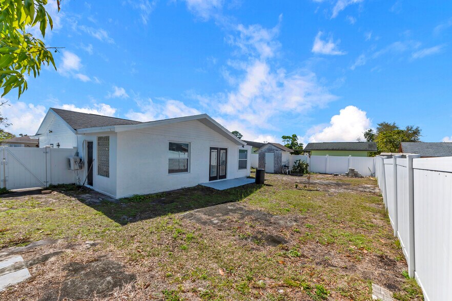 Building Photo - 6013 W Knox St