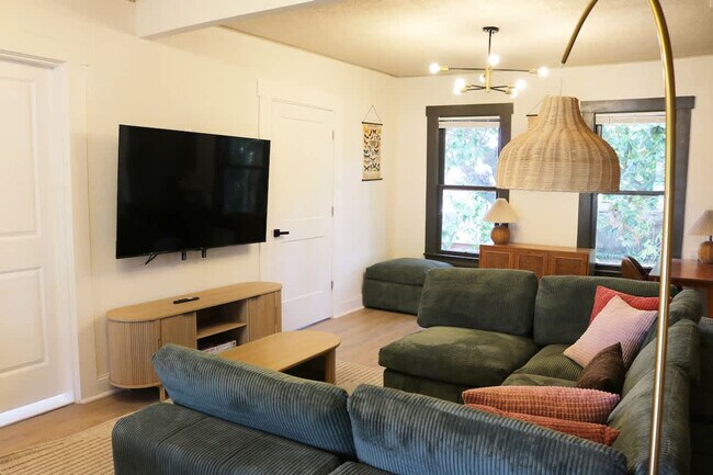 Building Photo - 102 W Emma St