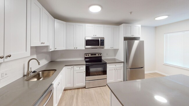 Building Photo - RARE & Beautiful 3 Bed 2 Bath with Tons of...