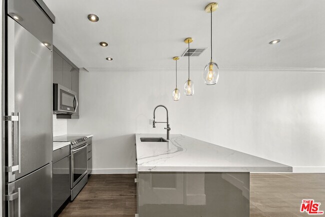 Building Photo - 740 Kings Rd