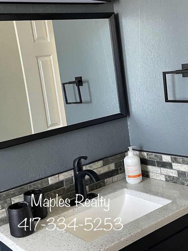 Building Photo - 4 bedroom, 2 bath furnished HOUSE in the H...