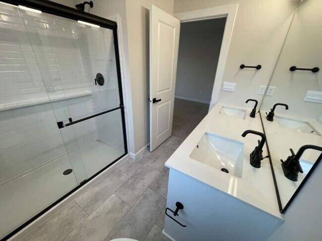 Building Photo - 4Bd/3.5Ba Snohomish Townhouse