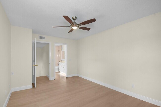 Building Photo - 2442 SW Danbury Ln