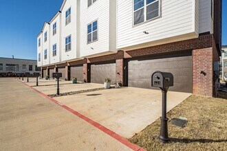 Building Photo - Exquisite 3-bedroom, 3.5-bath, 2-car garage townhome in downtown Tyler!