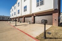 Building Photo - Exquisite 3-bedroom, 3.5-bath, 2-car garage townhome in downtown Tyler!