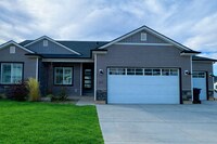 Building Photo - Six Bedroom House!! FREE: WiFi, Lawn care and Water softener!!