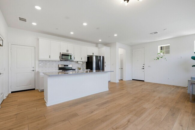 Building Photo - 4 Bedroom Townhome for rent In Murrieta