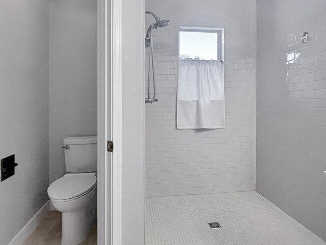 Building Photo - Updated Gem Near Thousand Oaks