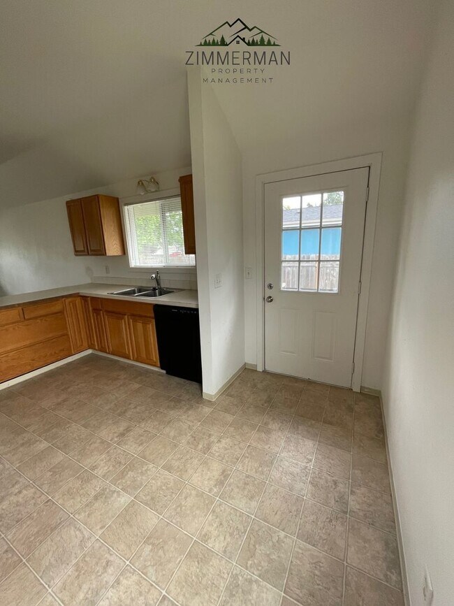 Building Photo - 3 bedroom, 1 1/2 bathroom House in Thurston neighborhood