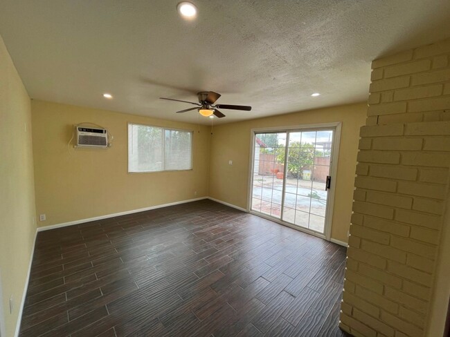 Building Photo - MOVE IN READY 4+2 w/bonus room + open floo...