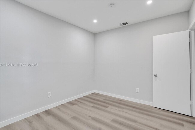 Building Photo - 6860 SW 18th Ct