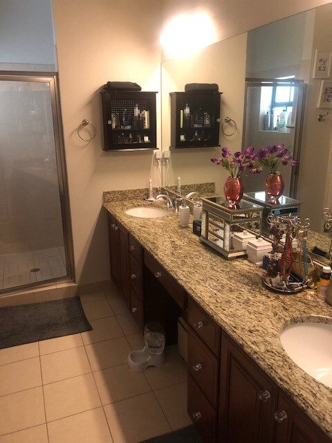 Master bath with shower and tub - 4412 Hidden Harbour Ter