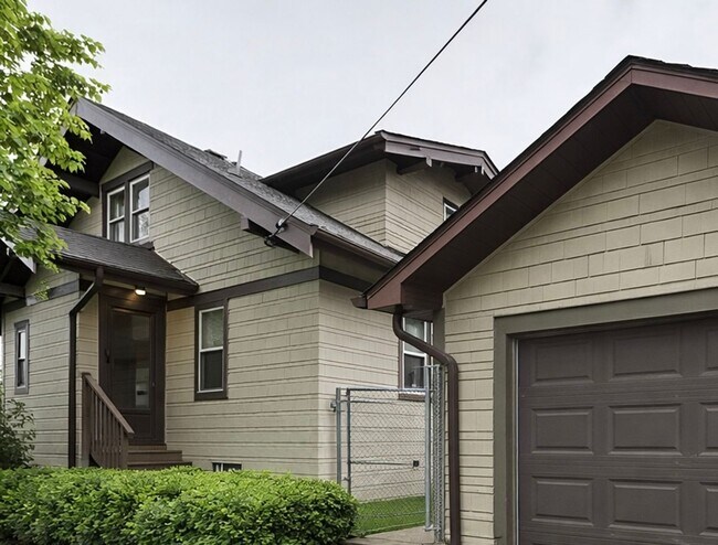 Building Photo - 6 Bedroom House Available Near Concordia University!