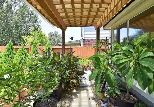 Building Photo - 22121 Atwater Canyon Ln