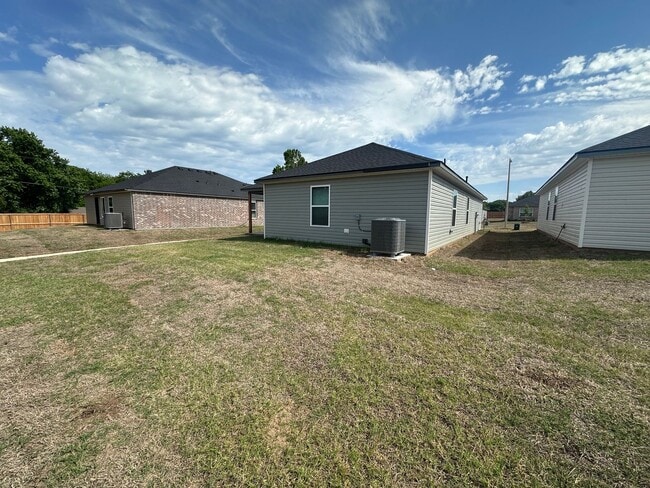 Building Photo - *Newly Built* 3 Bed 2 Bath 2 Car Garage