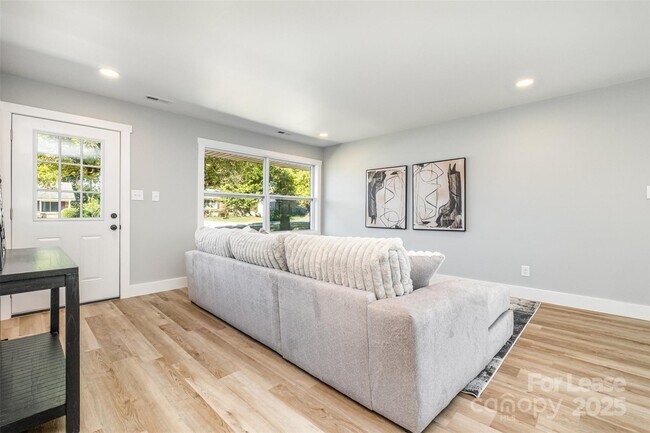 Building Photo - 3208 Clearview Dr