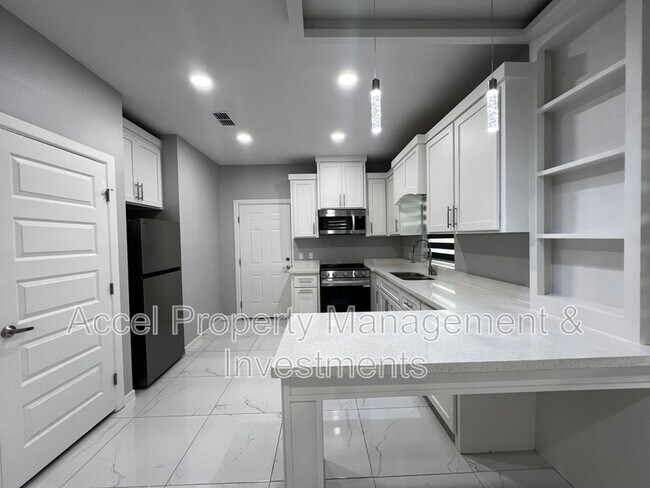 Building Photo - 1122 Country Club Drive