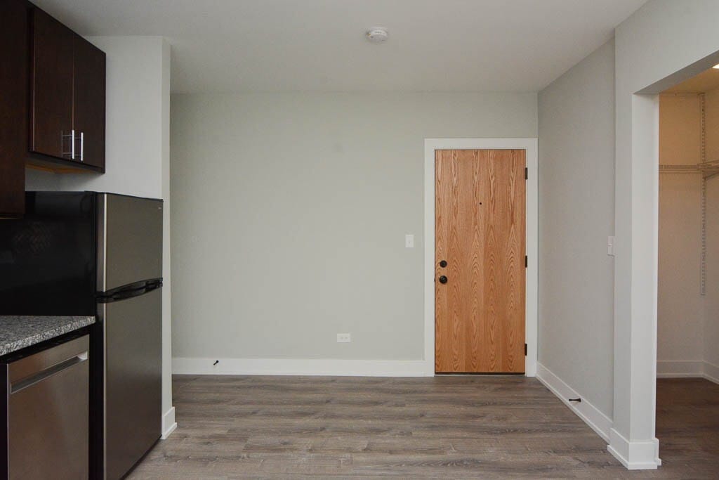 Building Photo - 533 W Belden Ave