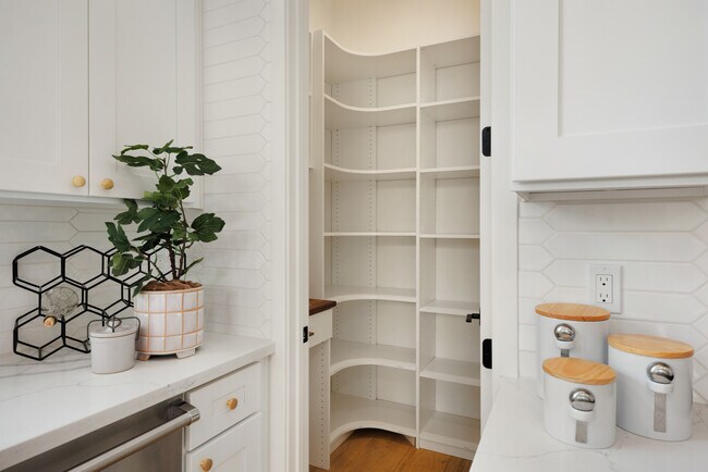 Building Photo - 623 Colima St