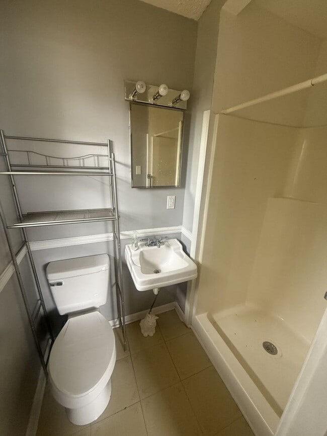 Building Photo - Rainbow City Rental