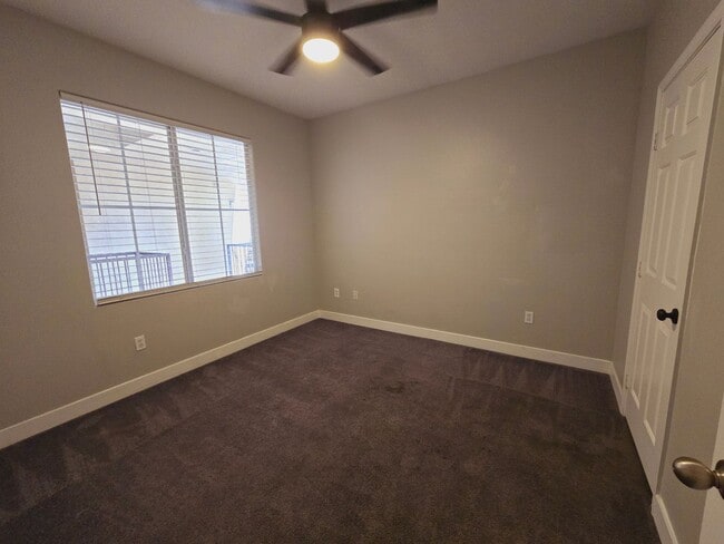 Building Photo - GUARD GATED CONDO W/ GARAGE