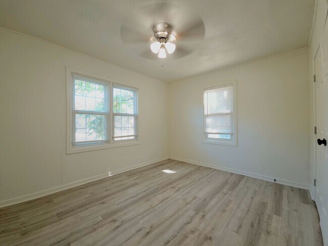 Building Photo - PRE-LEASING FOR SUMMER - Charming 4 Bedroom in the Heart of Lubbock