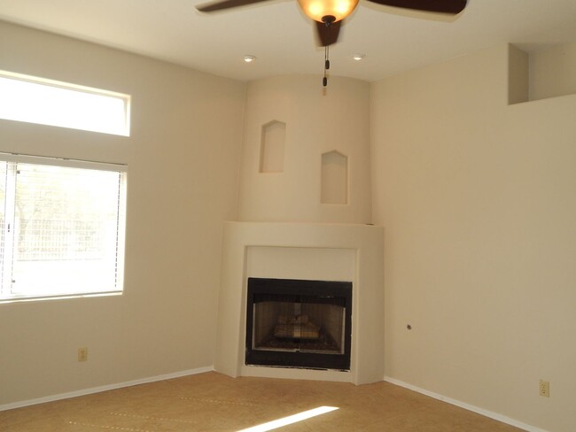 Building Photo - Great 3 Bedroom 2 Bath Home with Den & 3 C...