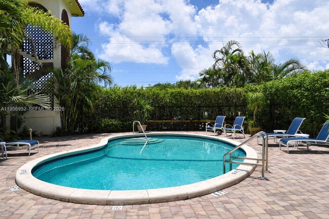 Building Photo - 1100 NE 9th Ave