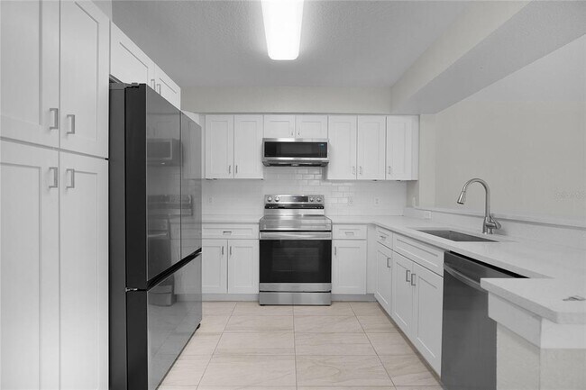 Building Photo - 13929 Fairway Island Dr